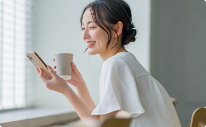 女性がスマホから予約しているイメージ