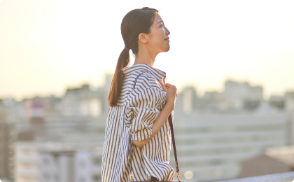 女性が夕方にクリニックに向かうイメージ