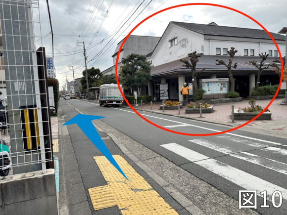 呉竹文化センターを右手側に進む写真